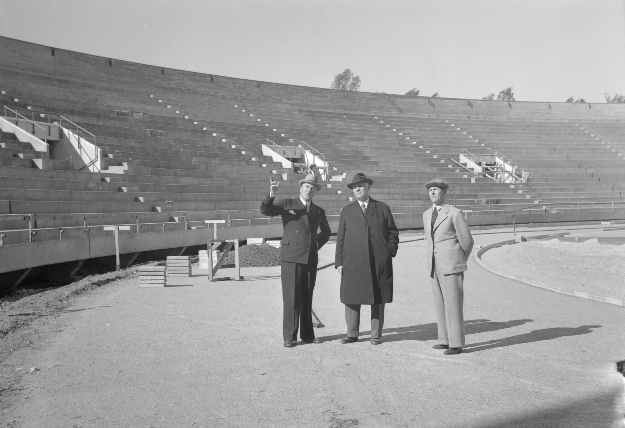 Presenting the Olympic Stadium to foreign visitors in 1937. © Museovirasto