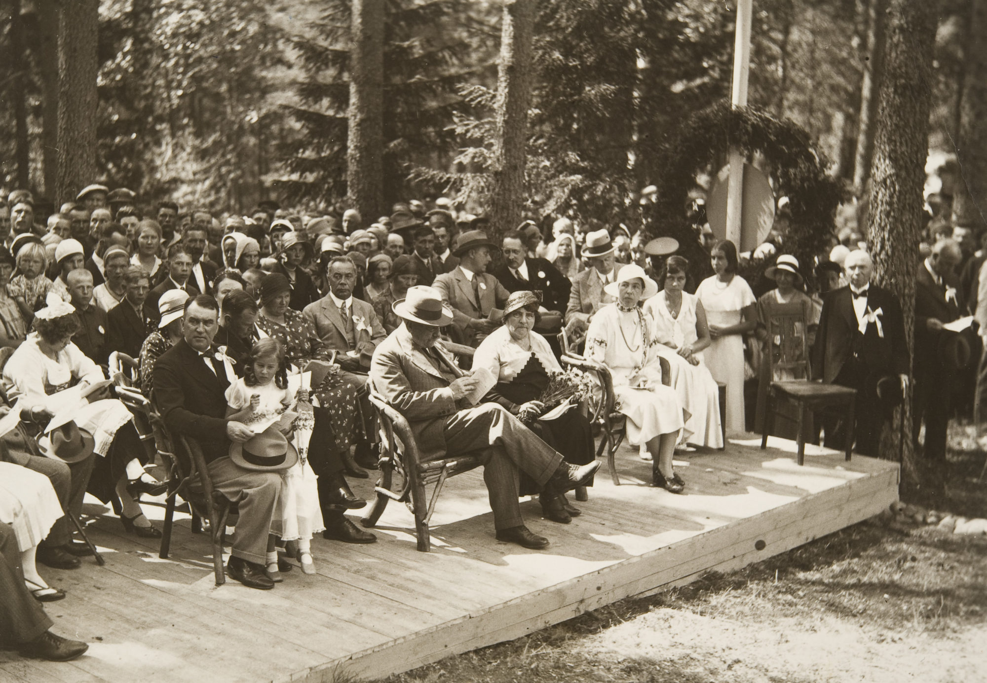 Summer party of the regional museum association at the Saari folk park in the early 1930’s. In the middle President P.E. Svinhufvud next to Erik von Frenckell and his daughters. © Museovirasto