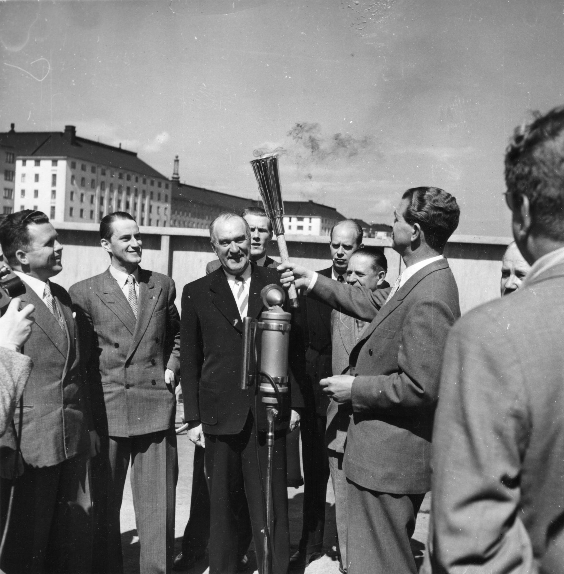 The Organising Committee of the 1952 Olympic Games admires the first draft model of the Olympic torch. © Urheilumuseo
