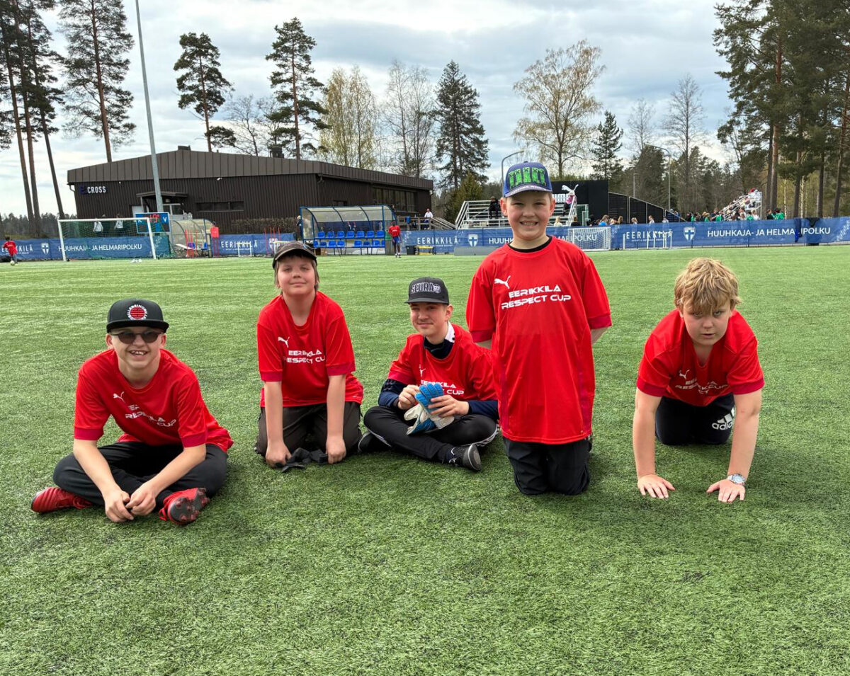 Frans (vas.), Markku, Rasmus, Miroslav ja Thomas Turun Luolavuoren koulusta nauttivat päivästä jalkapallon parissa.